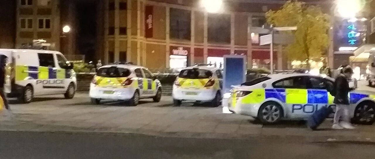 卧槽，又来！考文垂市中心有人从窗户开枪，附近居民紧急撤离！