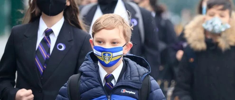 英国上周学校感染病例急剧上升，有27万名学生感染；疫情导致公寓施工延期3个月，多人投诉 |  英国留学生要了解的疫情信息（日报）