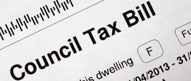Council Tax不交？早上5点讨债公司闯家门，不交钱就搬东西！警察都没法管！