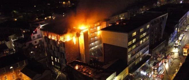 昨夜英国波尔顿大学附近一6层楼学生公寓突发大火，万幸没有人伤亡。