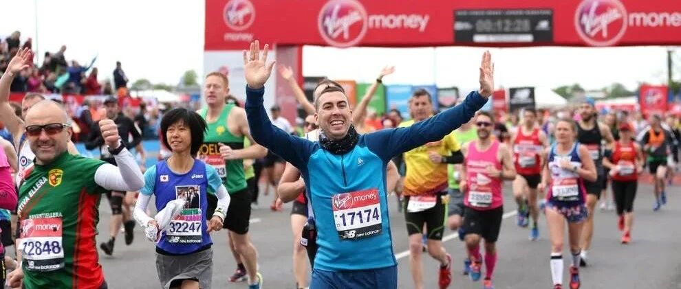 今日4万参赛者参加伦敦马拉松赛;​英国大学接种缓慢，伦敦年轻人仅55%接种 |  英国留学生要了解的疫情信息（日报）