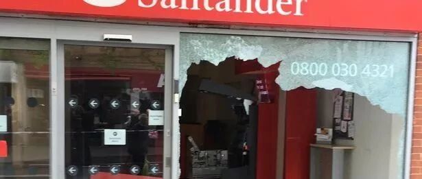 英国莱斯特，居然有人大白天的抢银行！