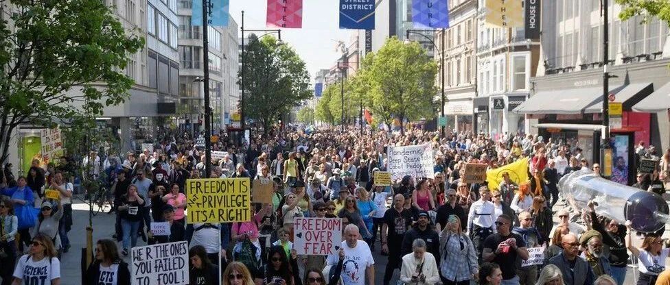 4月25日 | 伦敦数千人抗议新冠法规怀疑疫苗阴谋论，8名警察受伤 | 英国留学生要了解的疫情信息（日报）