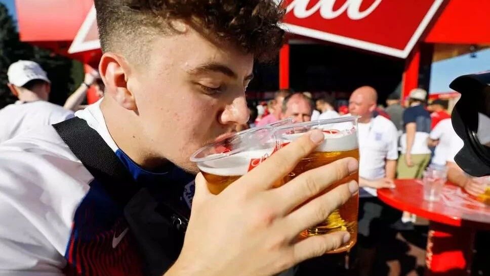 世界杯期间你告诉我没酒喝？ 英国 What are you 弄啥嘞