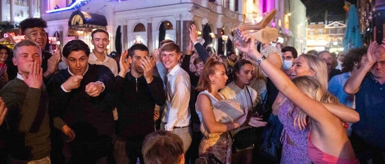 英国大学生违反疫情要求开趴体，居然跳窗躲避检查！为了喝酒，你们太拼了...