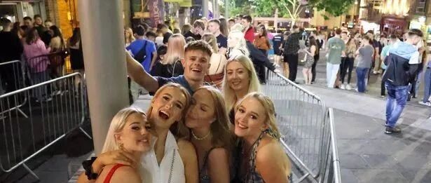 英国百万学生返校，新生周新生街头狂欢，民众担忧威胁来袭，大学生疫苗双剂接种仅48.9% |  英国留学生要了解的疫情信息（日报）