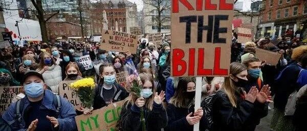 3月23日  | 新疫情法允许抗议游行，禁止海外度假违者罚5000镑 | 英国留学生要了解的疫情信息（日报）