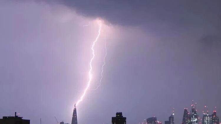 今天是全英最热的一天，所以需要防室友、防恐袭、还要防闪电！