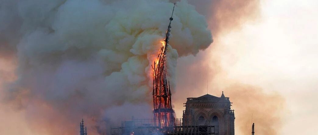 突发！巴黎圣母院发生大大大大大大火，顶层尖塔塌了，850年古迹毁了！心痛啊