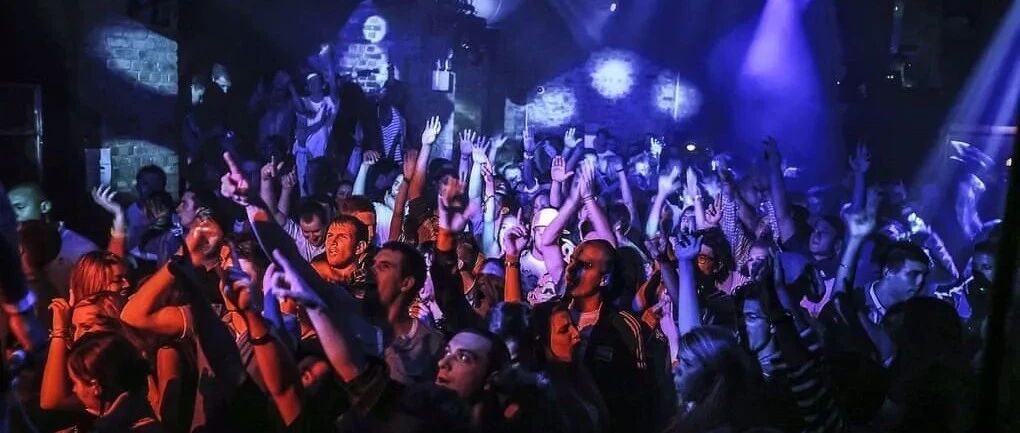 7月16日 | 英国夜店周一解封，80%的夜店不要求顾客提供疫苗接种或新冠检测证明 |  英国留学生要了解的疫情信息（日报）