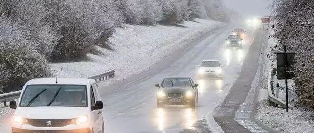 英国遭遇史上最恶劣天气引发特大洪水，今日或将迎来第一场雪