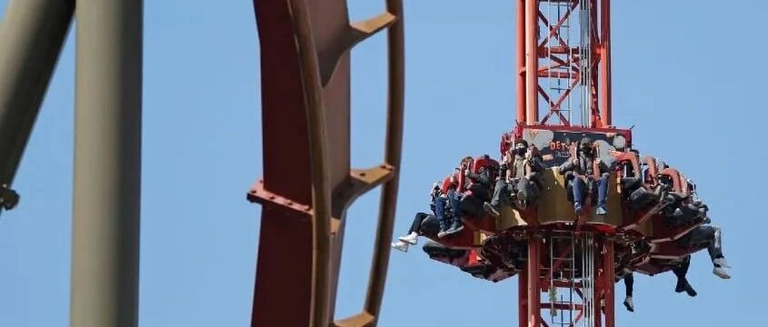 7月30日 | 新冠感染人数再破3万，被迫在游乐场设置疫苗接种点，为促进年轻人接种 |  英国留学生要了解的疫情信息（日报）