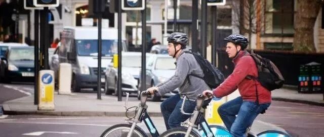 刚来英国第1天，差点被车撞了！留学英国，请注意安全！