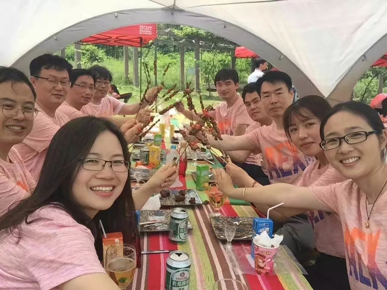 既能拥抱自然又能品尝美味的户外烧烤 绝对是凉爽秋日里的最佳聚会