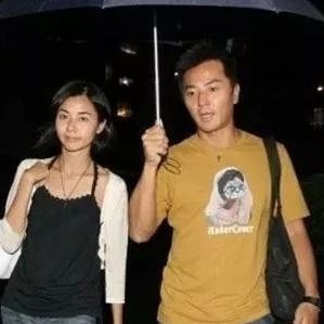 50岁郑伊健和小六岁老婆近照曝光,原来郑伊健每天面对这样的女人