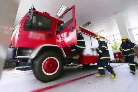 【公德】如果路遇消防员出警,请给消防车让路!
