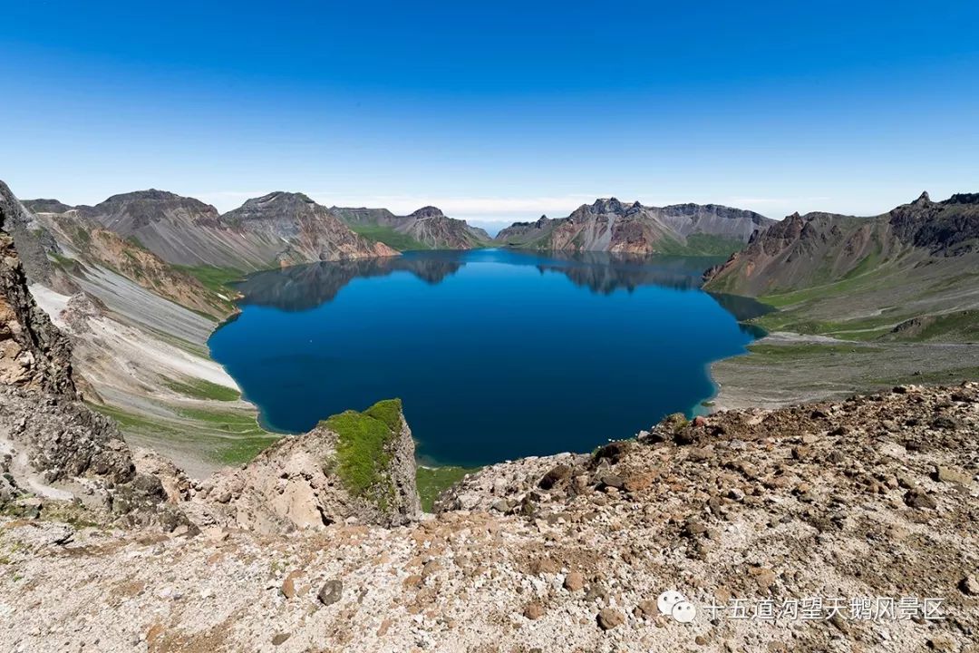 长白山天池世界著名,位居我国六大天池之首,长白山天池南坡风景