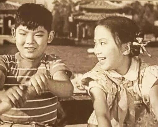 今日6.1节，一首《让我们荡起双桨》祝小朋友老朋友节日快乐!