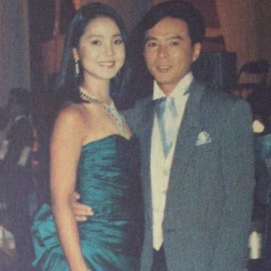 邓丽君猝死,未婚夫阻止尸检,25年后钟南山揭开真相