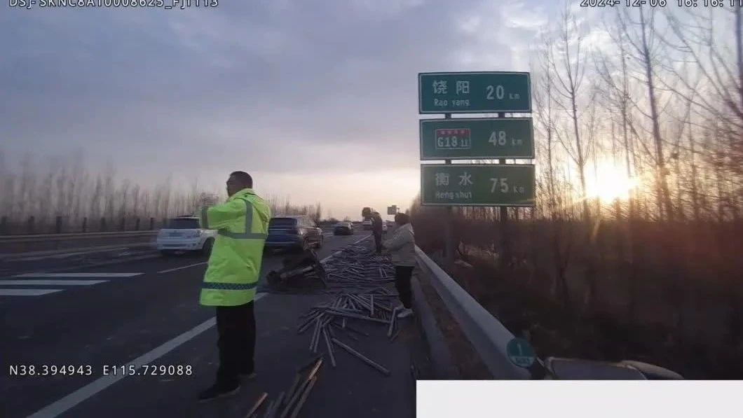 河北小货车高速侧翻事故