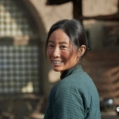 李芯逸扮大妈绝了,在《啊摇篮》中颠覆形象演五婶,获赞无数
