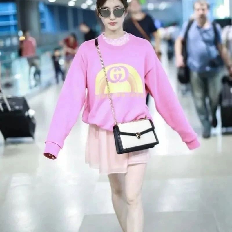 ​江疏影的衣服品味真好,穿粉色卫衣+短裙走机场真显腿长,好养眼