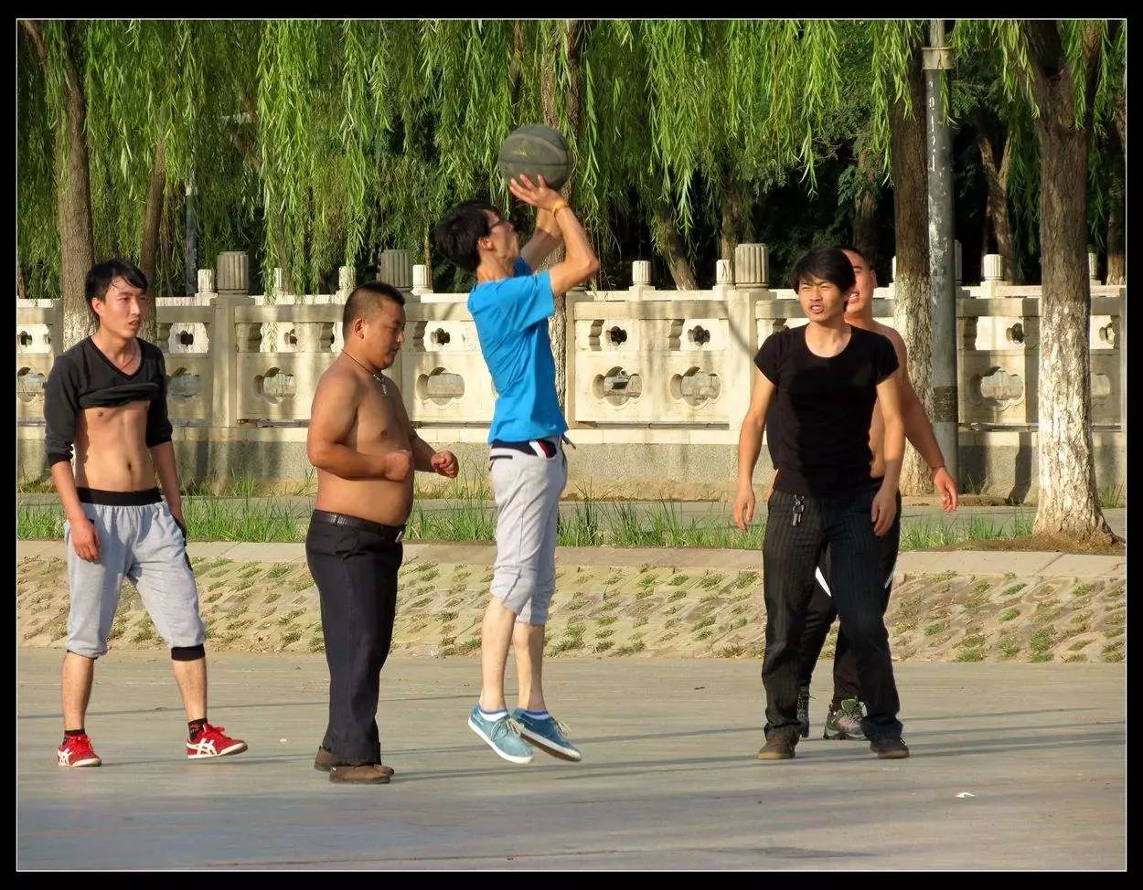 篮球运球的规则和技巧_篮球运球规则技巧视频_篮球运球规则新手入门