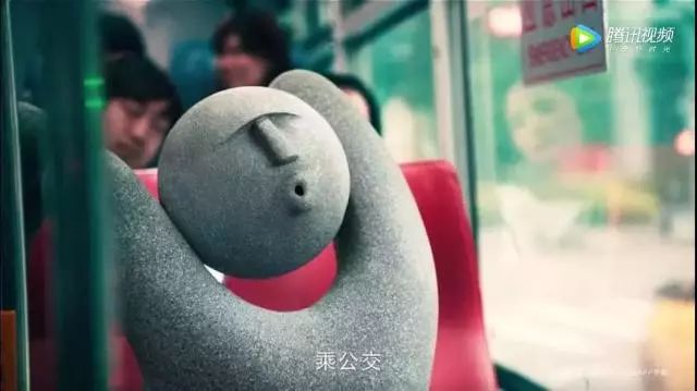 Q:从确定创意到最终出成品,整支广告制作一共花了多久时间?其中最耗时的是哪个环节?有没有加班血泪史? A:只有40天,40天对这种三维比重如此大的片来说,简直是可怕到不可能。最耗时最难的地方就是给花呗设计怎么样的脸,要让他拥有怎么样的表情。我们一早就知道,这脸要清奇,不能做成普通的可爱,所以这里面谁都没谱,只能一次次尝试。 我记得当时对表情的纠结甚至一直到交片的凌晨,12点看到的一稿还要修改,接着就是制片对所有人哀求:那大家都不要睡哦~2个半小时以后再看哦。 于是三维老师继续改,我们包括客户含泪在线等。
