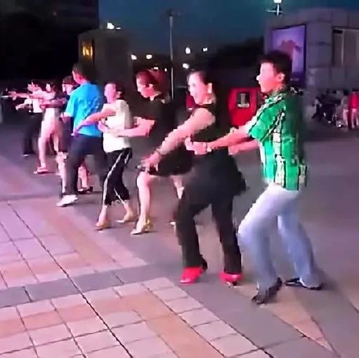龚玥广场舞《数天数》,跟那首《一晃就老了》一样舞步优雅又健身!