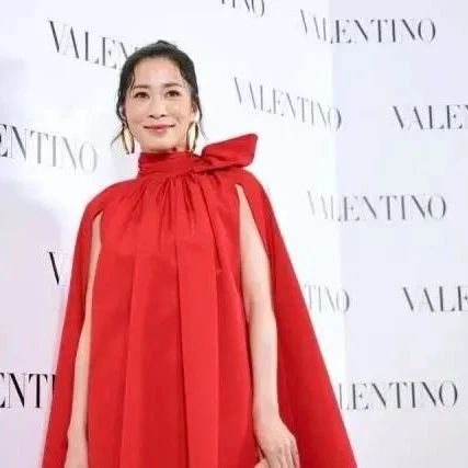 佘诗曼与温碧霞一同出席活动,都穿大红裙,她却赢在发型上?