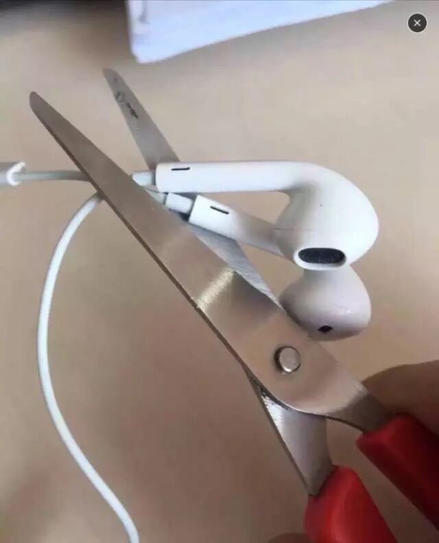 “iPhone 7 最好开发一款名为‘查找我的 AirPod’的应用。”
