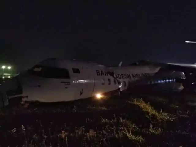 加拿大美女乘客亲历! 飞机冲出跑道 断成3截! 所有人狂奔逃命 这机型多次出事!