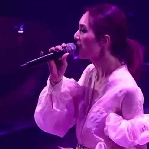 杨千嬅动情演绎《饮酒思源》,歌曲带有深意,又一首经典粤语歌