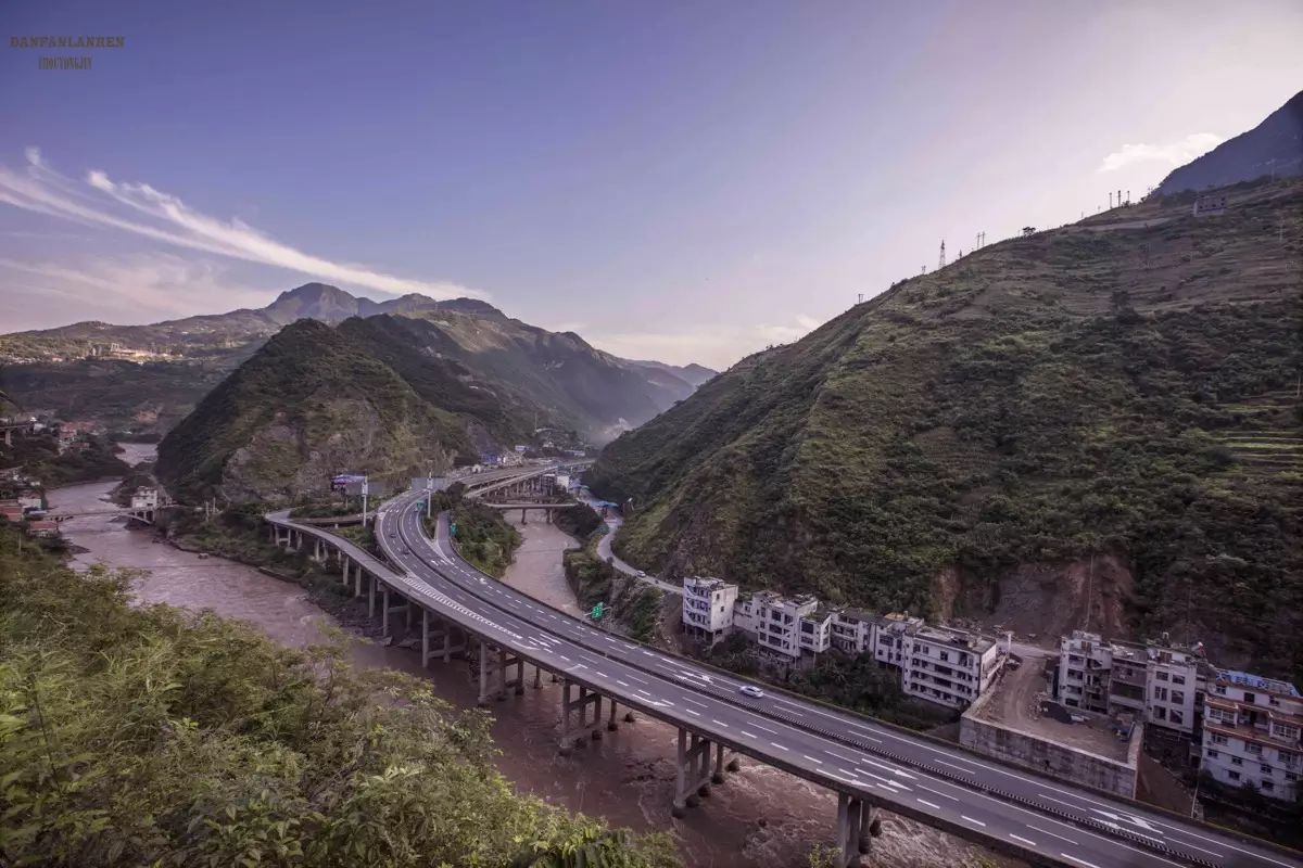 3 1/60 iso100 峡谷里的水麻高速公路 巍峨的大旗山 月光下的高速光轨