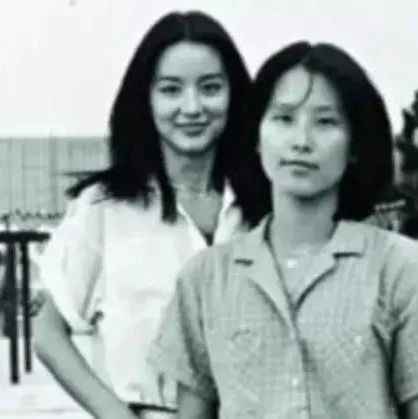 林青霞与河南亲姐:失散36年才见面,两人活成一天一地