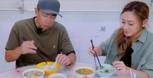 陈小春和应采儿第一次约会吃的是牛腩面,所以开了一家牛腩面早餐馆纪念.