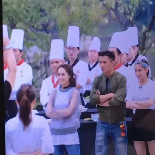 谢霆锋在扬州拍《锋味》期间,竟然为安安的儿子做饭!!!