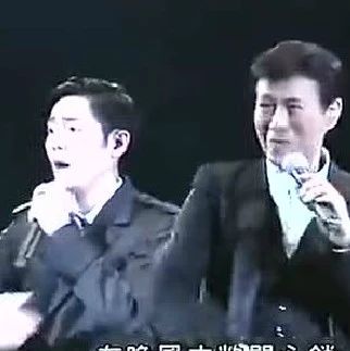 郑少秋王祖蓝同台合唱《笑看风云》,秋官出场的瞬间观众都沸腾了!