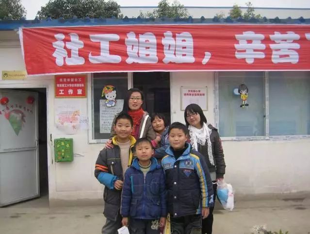 长大后我就成了你!汶川少年图片地震何振川的十年外深高中部灾区龙华图片