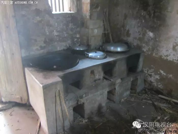 有多少见过土灶 小编小的时候 家住在农村做饭 由于烟囱设置的不科学