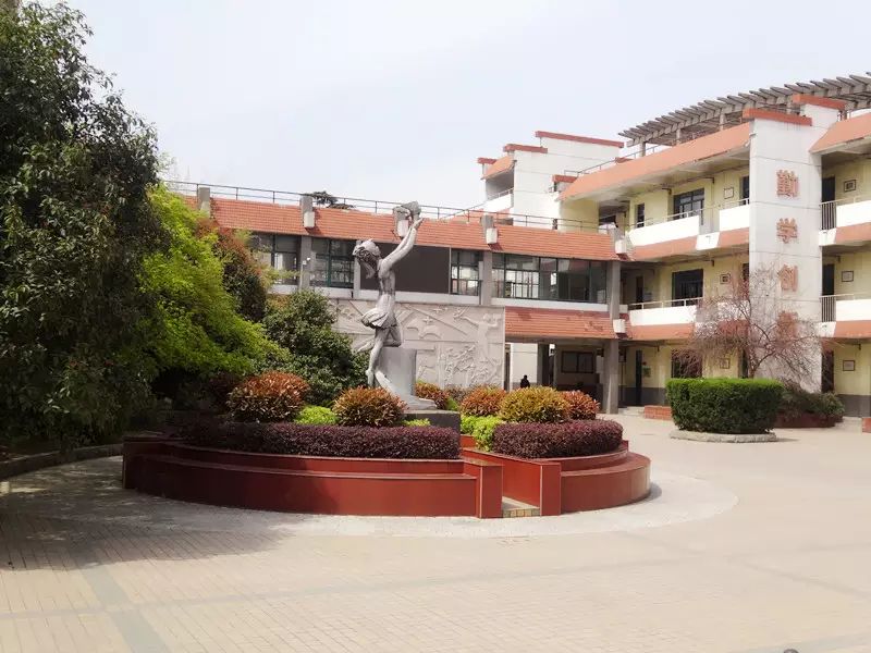 马鞍山市师范附小创建于1963年8月,是安徽省实验小学,省级文明单位