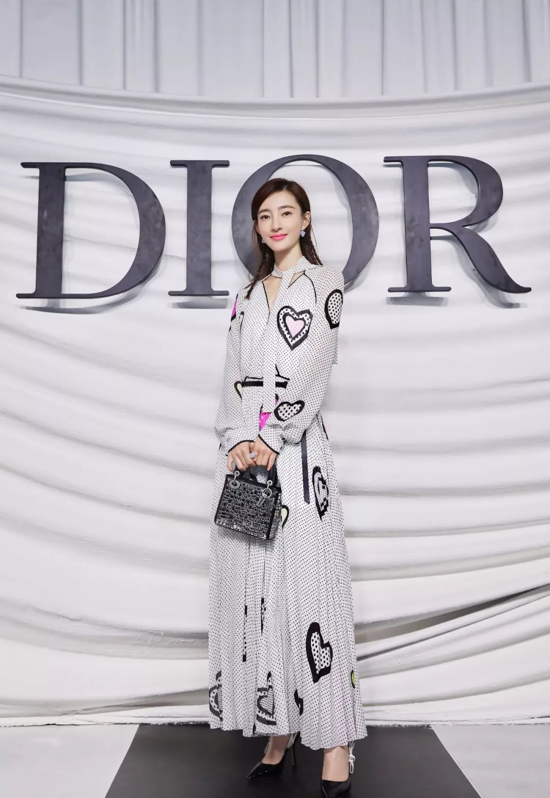 前阵子, 在上海Dior 2018 春夏高订大秀上, 王丽坤的一身白色长裙, 优雅又可爱, 吸引了十足的目光。 虽然之前已经在巴黎看过该系列的秀了, 但王丽坤在秀场还是看的特认真, 想必是默默在心里又种下了一大片草原~ 在秀后, if 姐约着王丽坤聊了聊天, 当天,丽坤的行程很忙, 但这并没有影响她的状态, 在进采访间之前, 她还一直在看采访问题。 态度非常认真、诚恳。 到了采访环节, 王丽坤穿的裙子不方便戴无线麦克风, 她二话不说就直接拿在了手上, 连着 20 多分钟也没有喊累, 这一点不禁让 i