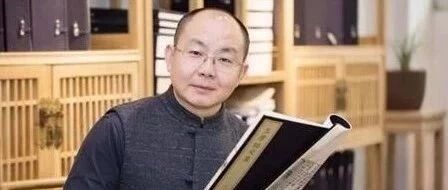 73岁黄百鸣离港参加感恩宴,戴口罩墨镜净化器,全副武装防病毒
