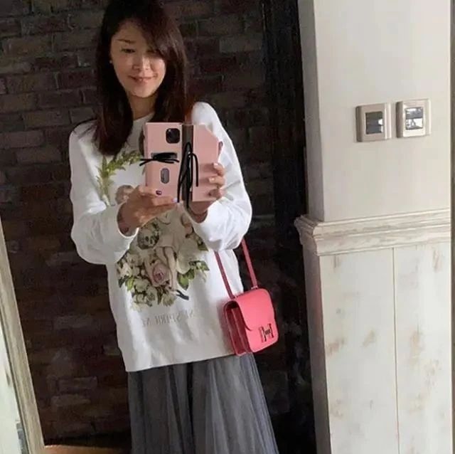 46岁仍貌美如花!李克勤妻子近照,结婚14年不爱下厨仍被宠成公主