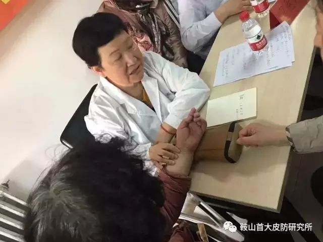 中医专家为居民进行切诊