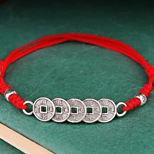 五帝钱应该怎么佩戴？左手戴好，还是右手戴好？