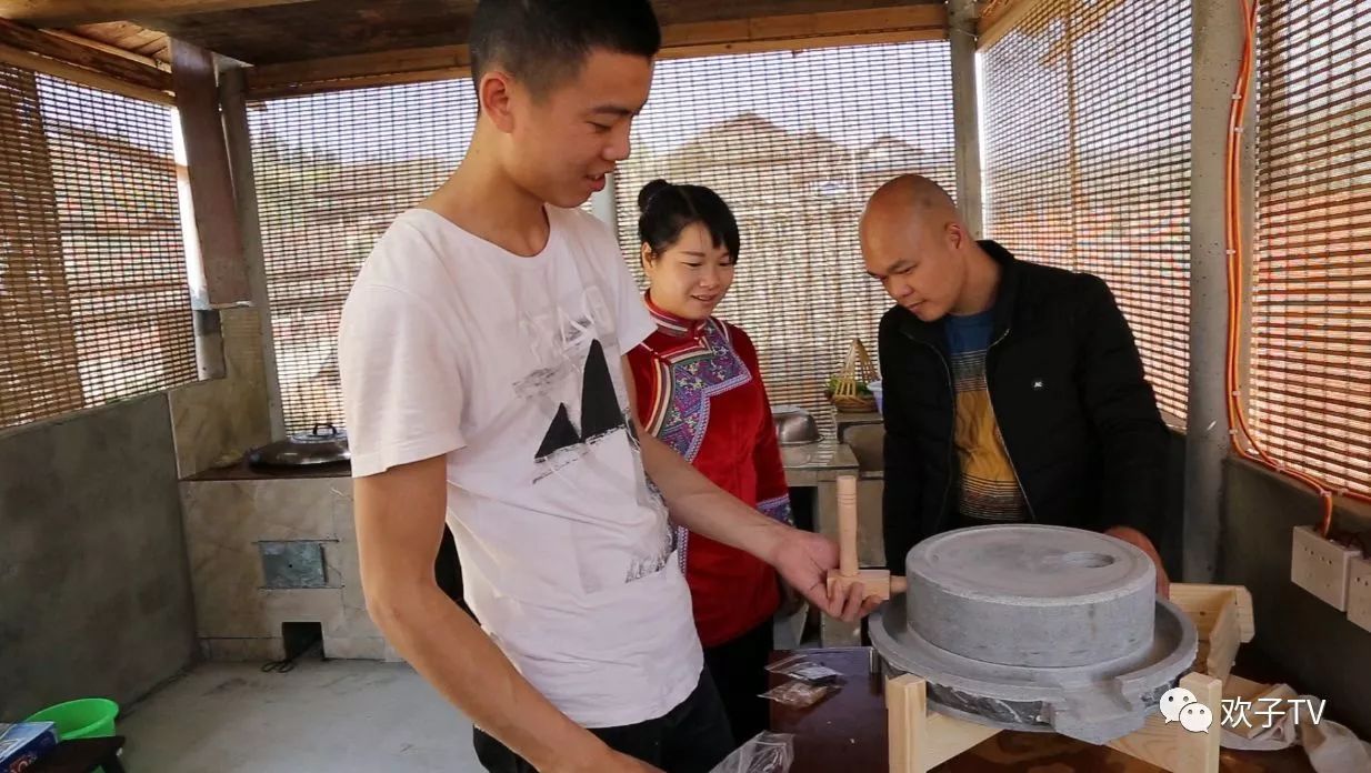 欢子去丫头家,送给丫头的见面礼是一台石磨