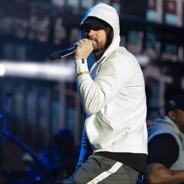 Eminem打破Robbie Williams保持的18年的记录