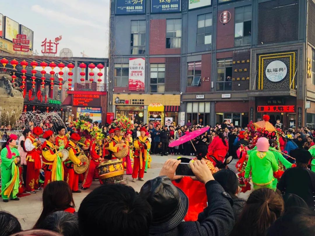 精美的服饰和妆容,地道纯粹的唱腔,配合完美的民乐伴奏,展现给全场