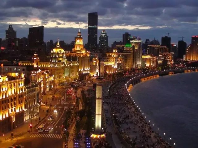 其实上海还有很多著名的地方值得逛,比如外滩开阔的海景和金茂大厦"